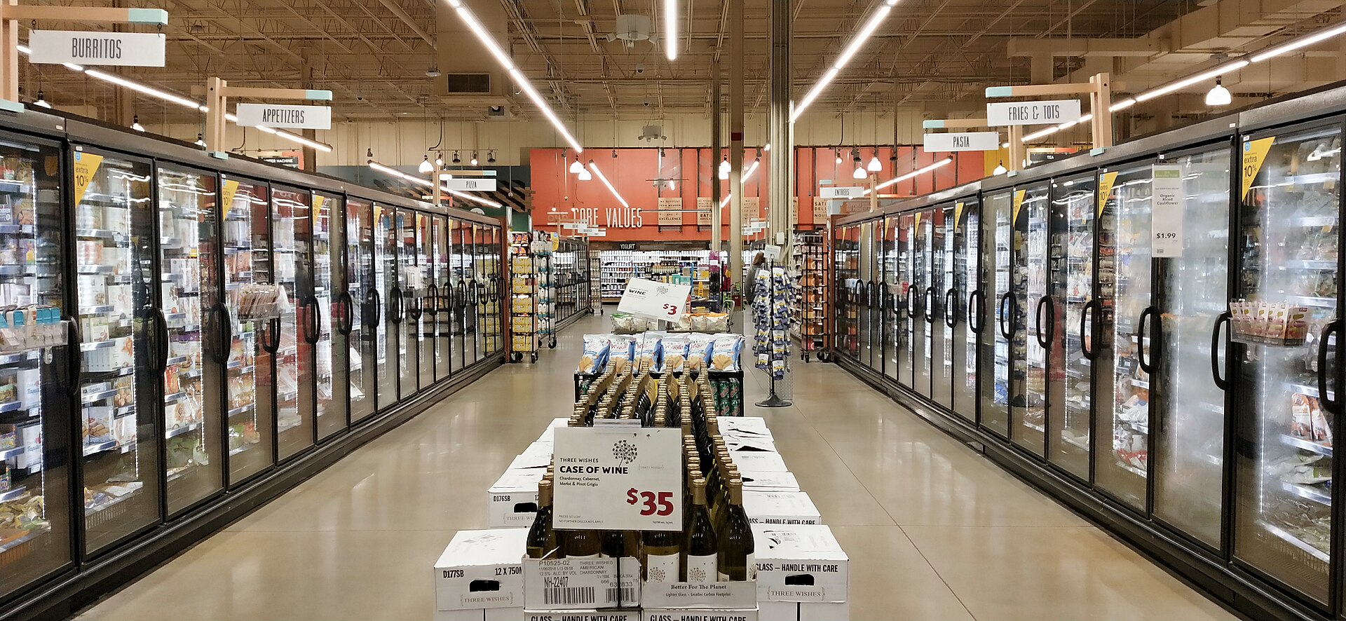 Corredor de expositores refrigerados de um mercado