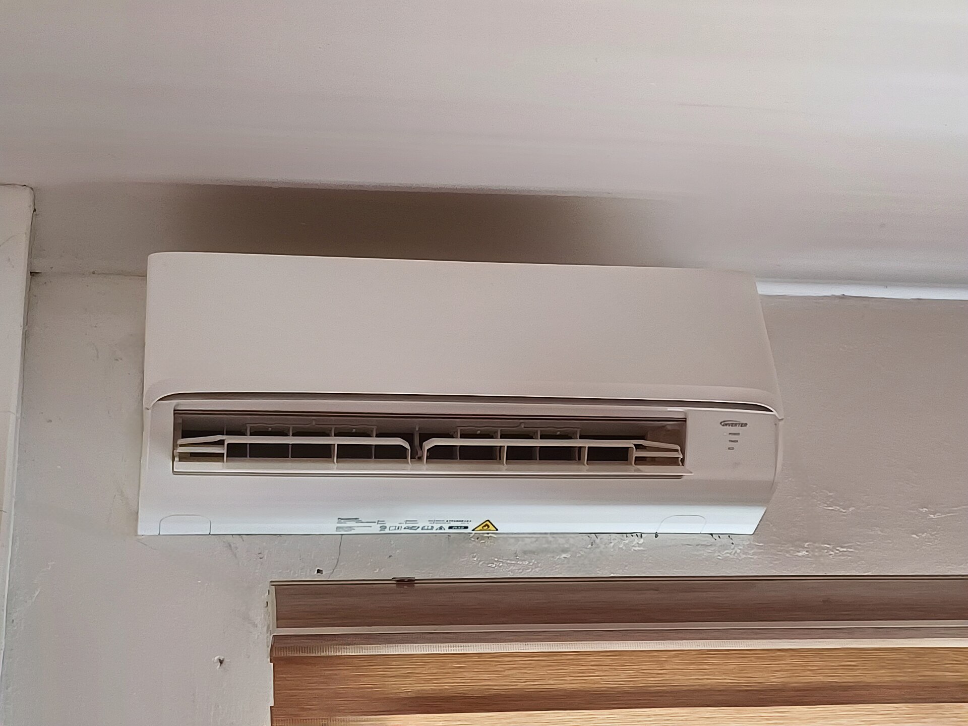 Aparelho de ar-condicionado split instalado em parede