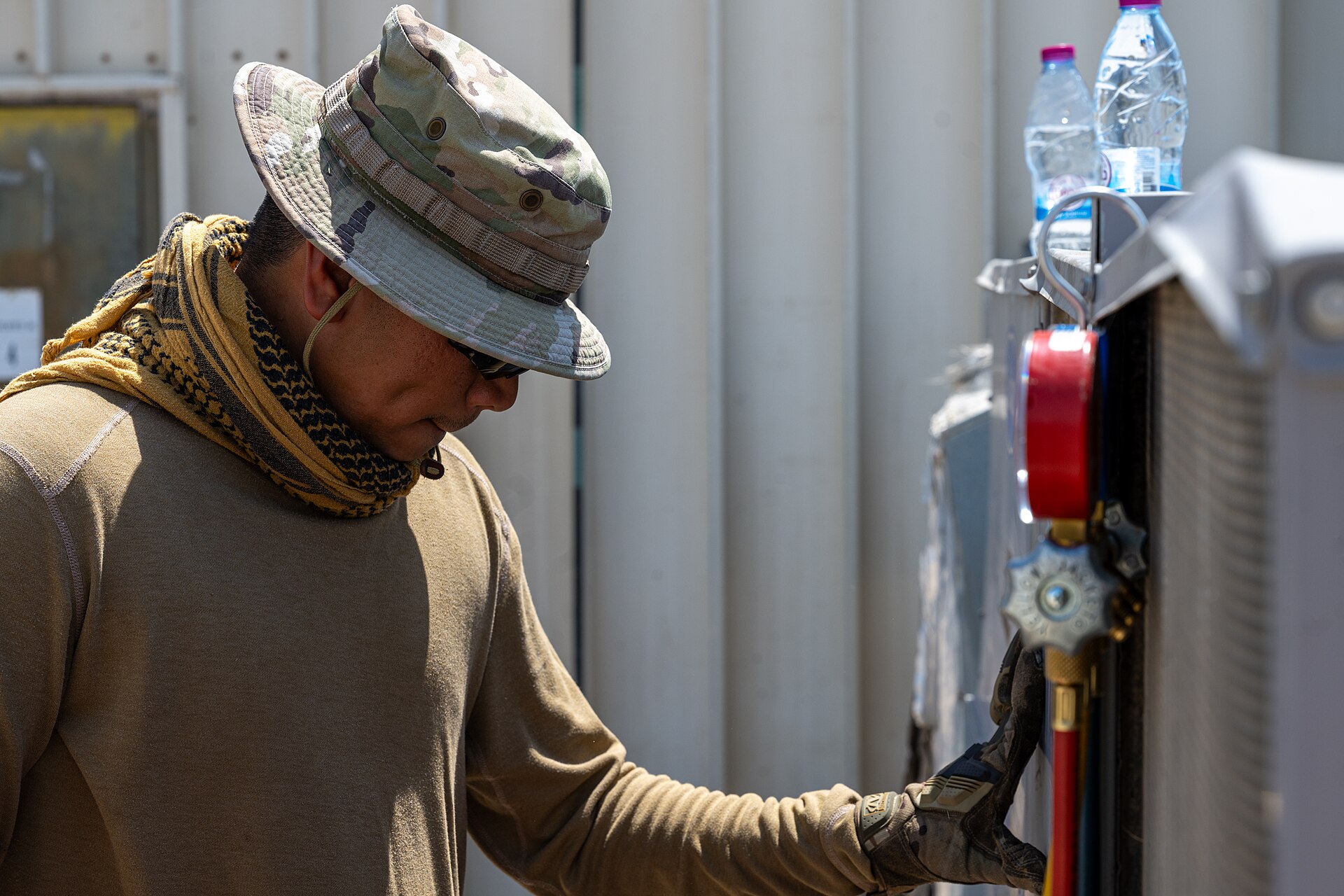 Técnico fazendo manutenção em equipamento de ar-condicionado